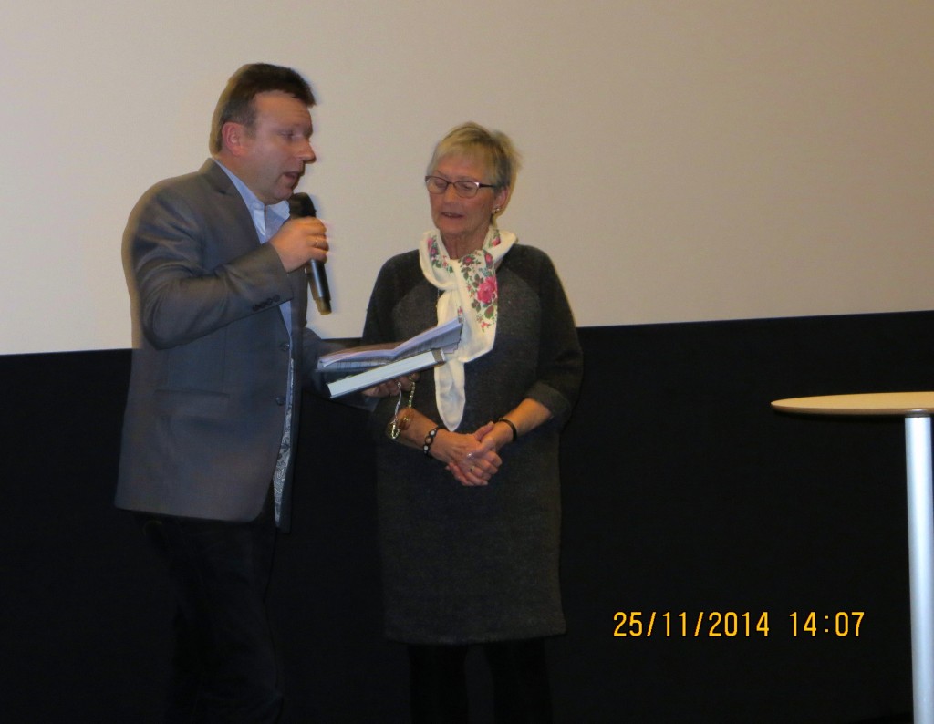 Vebjørn Selbekk her sammen med Senioruniversitetets leder Aud Helland-Olsen under foredraget i Buen Kino.