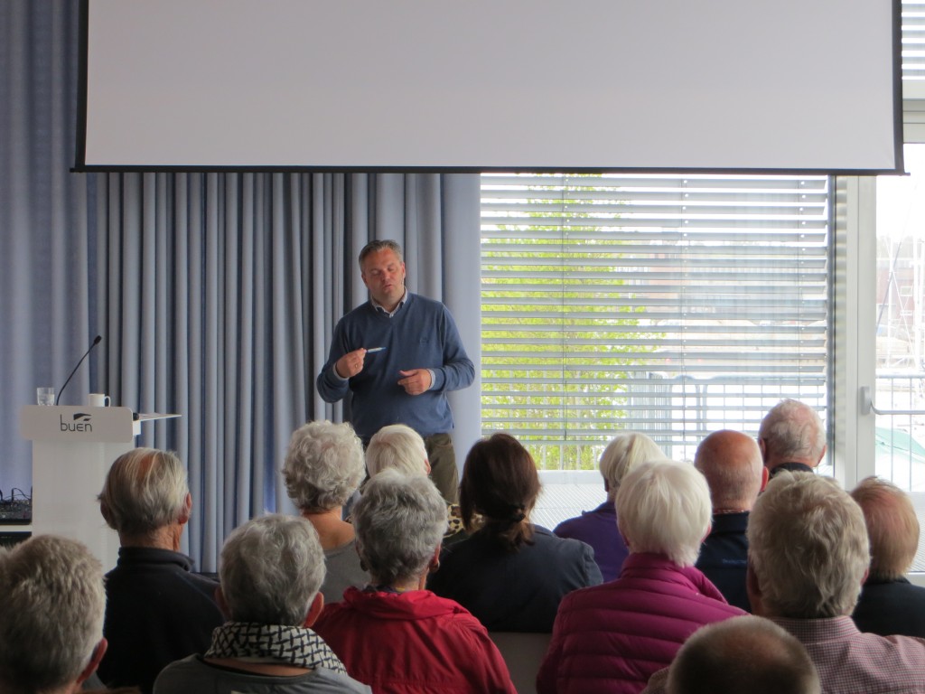 Eirik Veum i Elvesalen 6.mai 2015. (Foto: Senioruniversitetet)