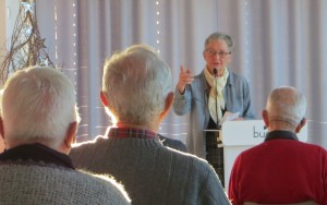 Seniorunivesitetets leder Aud Helland-Olsen i Elvesalen
